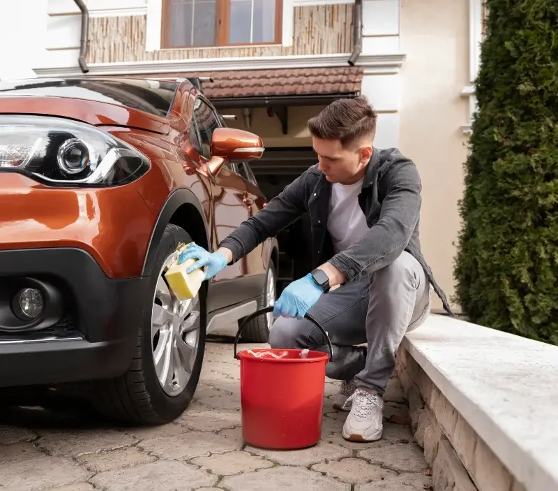 Lavage auto à domicile Chanterelle : professionnel intervenant sur un véhicule
